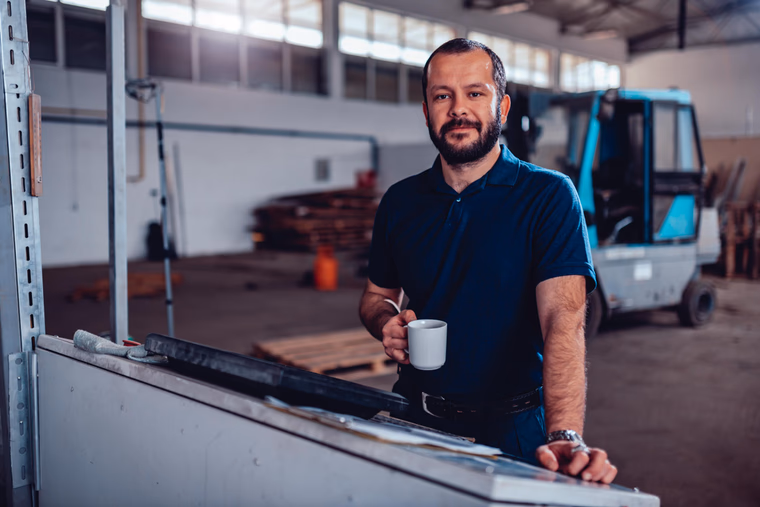 Tehnician efectuând întreținerea unui stivuitor industrial