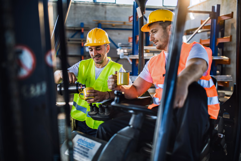 Tehnicieni service stivuitoare în pauză — mentenanță preventivă Cluj