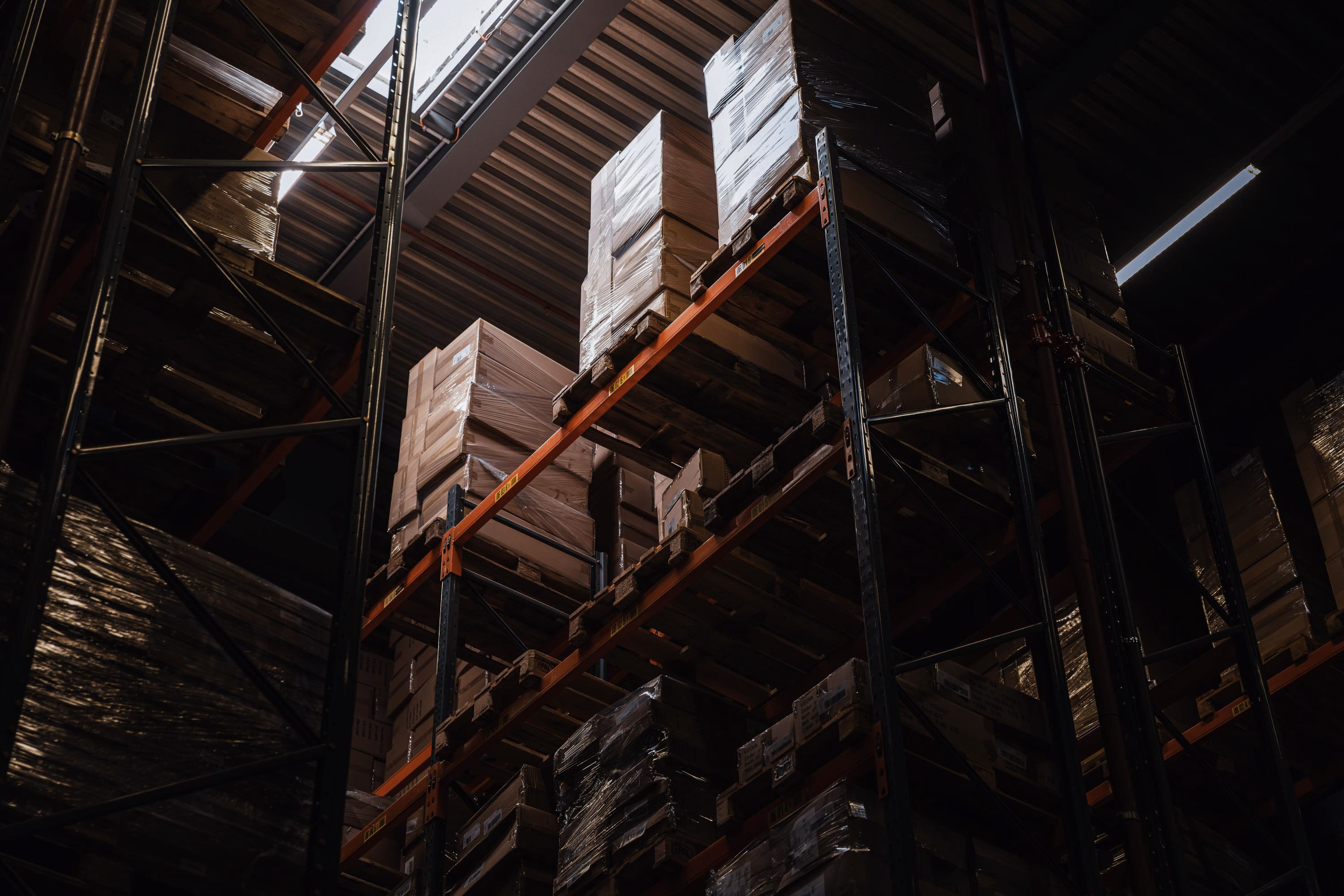 Stivuitor alb în depozit industrial — service stivuitoare Cluj